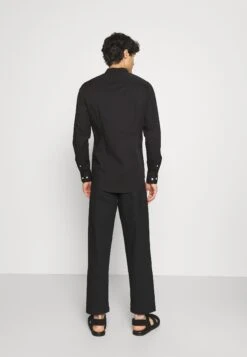 Pier One Muscle Fit Stand- Overhemd - Black 12 Pier One Muscle Fit Stand- Overhemd - Black -Pier One 0baebc4f5c6545e38aaa3b4f90cebbda